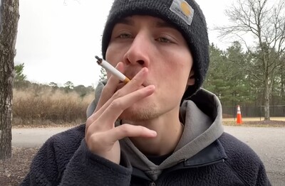 Лечение зависимости от табакокурения в Радужном Мужчина с сигаретой делает затяжку